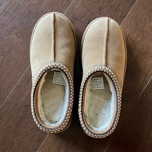 UGG Boys Size 5.5